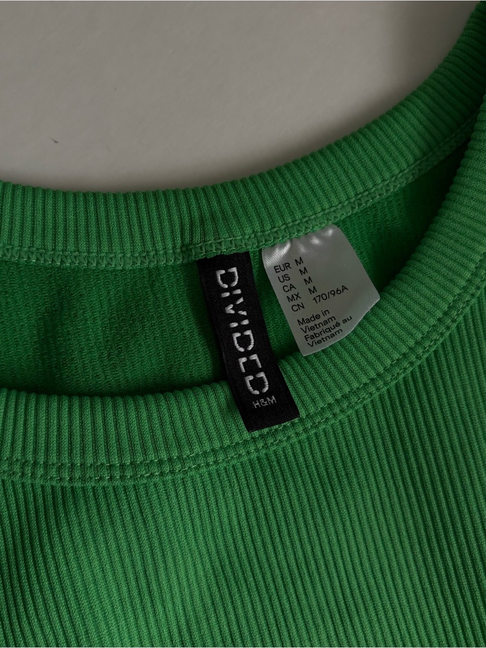 🌸🌞Divided Bright Green Ribbed Crop Tank - Picture 6 of 8